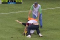 Pat a Mat v akcii: Tento futbalista si nabudúce dobre rozmyslí, či sa radšej za čiaru nedokotúľa sám!