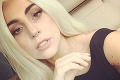 Lady Gaga si s podprsenkou hlavu neláme: Spod roláku jej vykuklo...