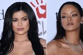 Súboj čiernovlasých dračíc: Kylie Jenner vs. Rihanna, ktorá bola kráľovnou plesu?