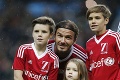 Beckham a jeho ratolesti na Odl Trafforde: David si zahral s Brooklynom