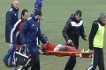Krušné chvíle zažil zranený futbalista z Albánska: Naložili ho na nosidlá a potom to prišlo