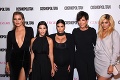 Kardashianky sa zabudli zladiť: Štyri sa nahodili ako na pohreb, piata... Pozrite si zvyšok FOTKY!