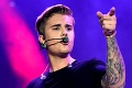 Justin Bieber stratil nervy na koncerte: Vytočili ho fanúšičky!
