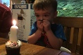 Maličký oslávenec sa snažil sfúknuť sviečku, no nešlo mu to: Pozrite si, ako to otecko nakoniec vyriešil!