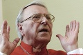 Kardinál Korec stále bojuje o život, jeho stav je kritický