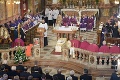 Pri pohľade na poslednú rozlúčku s kardinálom Korcom sa tlačia slzy do očí: Zbohom prišli dať tisícky veriacich!