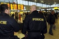 Panika na pražskom letisku: Anonym ohlásil bombu v termináli, polícia evakuovala cestujúcich!