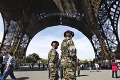 Tínedžerku našli nahú priviazanú pod Eiffelovou vežou: Mal ju znásilniť gang migrantov!