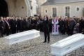 Francúzsko sa zahalilo do smútku: Príbuzní začali pochovávať obete parížskych atentátov