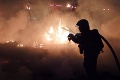 Bytový dom v Rusku pohltili plamene: Z horiacich trosiek zachraňovali stovky ľudí