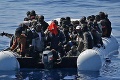 Záchranná akcia pri pobreží Líbye: Na lodi plnej migrantov našli 13 mŕtvych tiel!