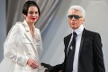 Donatella Versace, Claudia Schiffer aj Victoria Beckham: Celebrity sa lúčia s Lagerfeldom († 85)