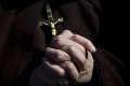 Dvaja katolícki kňazi mali zneužívať najmenej 22 detí: Obete zneužívania vypovedali na súde