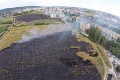 Obyvateľov Rače vystrašil požiar: Plamene šľahali len 20 metrov od bytovky!