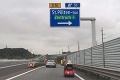 Keď ju vodiči zbadali, ihneď zalarmovali políciu: Neuveriteľný pohľad na rakúskej diaľnici!