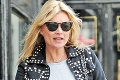 Opitá Kate Moss si narobila problémy na palube lietadla: Liala do seba vodku a urazila pilota!