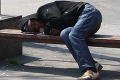 Koniec bezdomovcom na vlakových staniciach? Parlament odobril revolučnú novelu