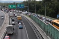 Po havárii troch nákladiakov a osobného auta jeden vodič († 36) mŕtvy, 2 deti zranené: Doprava v Bratislave kolabuje!