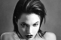 Londýnska galéria predáva skutočný skvost: Fotky nahej 20-ročnej Angeliny Jolie!