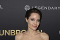 Angelina Jolie prvýkrát od odstránenia vaječníkov na verejnosti: Vychudnutá na kosť a kožu!