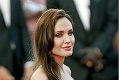Angelina Jolie prvýkrát od odstránenia vaječníkov na verejnosti: Vychudnutá na kosť a kožu!