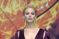 Jennifer Lawrence ukazuje prsia zo všetkých strán: Dve premiéry, dva drzé outfity!