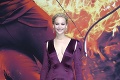 Jennifer Lawrence ukazuje prsia zo všetkých strán: Dve premiéry, dva drzé outfity!