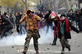 Polícia v Paríži opäť zasahovala: Zadržali stovku násilných demonštrantov