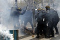Polícia v Paríži opäť zasahovala: Zadržali stovku násilných demonštrantov