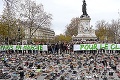 V Paríži sa protestovalo 22-tisíc pármi topánok: Svoju obuv poslali pápež František aj Vivienne Westwood!