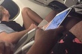 Mladé dievča na tú cestu lietadlom nikdy nezabudne: Drsné kopačky pred zrakmi ostatných pasažierov!