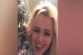 Dievčina na sociálnej sieti baví tisíce ľudí: Opila sa a schytal to vianočný stromček!