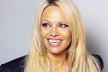 Pamela Anderson sa po dlhých rokoch zbavila zákernej choroby: Fanúšikom to oznámila nahou fotkou!