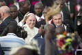 Prvá verejná omša pápeža v Afrike: V Keni ho vítali desaťtisíce ľudí