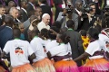 Prvá verejná omša pápeža v Afrike: V Keni ho vítali desaťtisíce ľudí