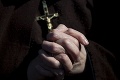 Aktivisti strhli sochu zosnulého poľského kňaza: Z toho, čo mal robiť, sú znechutení