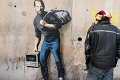 Umelec Banksy upozorňuje na prínosy migrácie: Aj Steve Jobs bol synom utečenca!