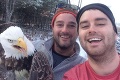 Bratia sa vybrali na poľovačku, no narazili na niečo nečakané: Toto je tá najnezvyčajnejšia selfie!