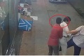 Blesková práca vreckárov na videu: Stačilo pár sekúnd a muž bol bez peňaženky