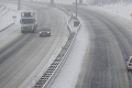 Vodiči, opatrne! Na cestách sa stretnete s hustým snežením a poľadovicou