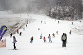 V strediskách v okolí Banskej Bystrice sa tešia z mrazov: Delá chrlia sneh, lyžovačka sa začína!