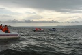 Rybárska loď narazila na ľadovec: Z vody vytiahli desiatky mŕtvych tiel