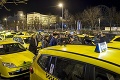 Taxikári v Budapešti protestovali proti spoločnosti Uber: Vyše 100 vozidiel ochromilo dopravu