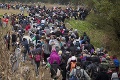 Migranti na hraniciach s Chorvátskom začali protestnú hladovku: Oči a ústa si zakryli páskou