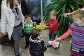 Do Prahy dorazili prvé dve rodiny irackých kresťanov: České deti ich vítali hračkami