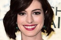 Tehotenstvo jej pristane! Herečka Anne Hathaway predviedla bruško v plavkách