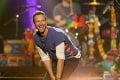 Chris Martin opäť zadaný: Zbalila ho mladá sexi speváčka!