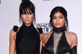 Sestry Kendall a Kylie Jenner opäť provokujú: Sexi plavková selfie