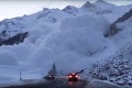 Brutálne VIDEO zo Švajčiarska: Na autá sa rúti masívna lavína, sledujte reakcie šokovaných vodičov!