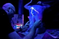 Umelec vytvára diela, ktoré vyrážajú dych: Hra UV svetla na telách!